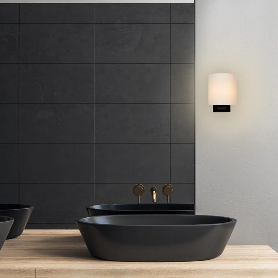 Badkamerwandlamp zwart met opaal glazen kap>Straluma Sale