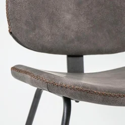 Bruine eetkamerstoel van imitatietleer met zwart onderstel><noscript><img width=