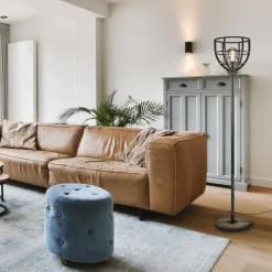 Industriële vloerlamp zwart staal met houten details><noscript><img width=