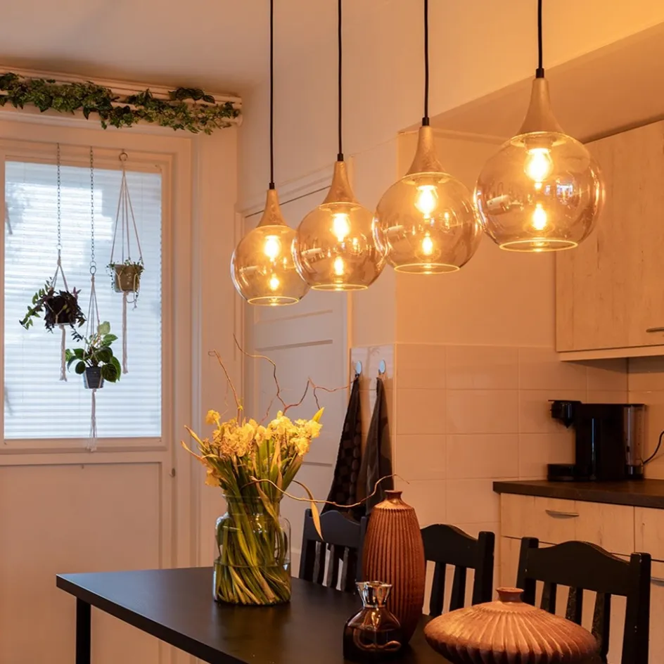 4-Lichts eettafelhanglamp zwart/goud met amber glazen bollen>Straluma Hot