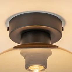 Mat zwarte plafondlamp met amber glazen bol><noscript><img width=