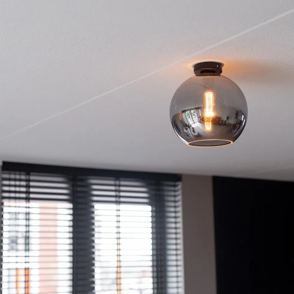 Mat zwarte plafondlamp met smoke glazen bol 30 cm>Straluma New
