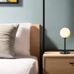 Mat zwarte tafellamp met witte glazen bol><noscript><img width=