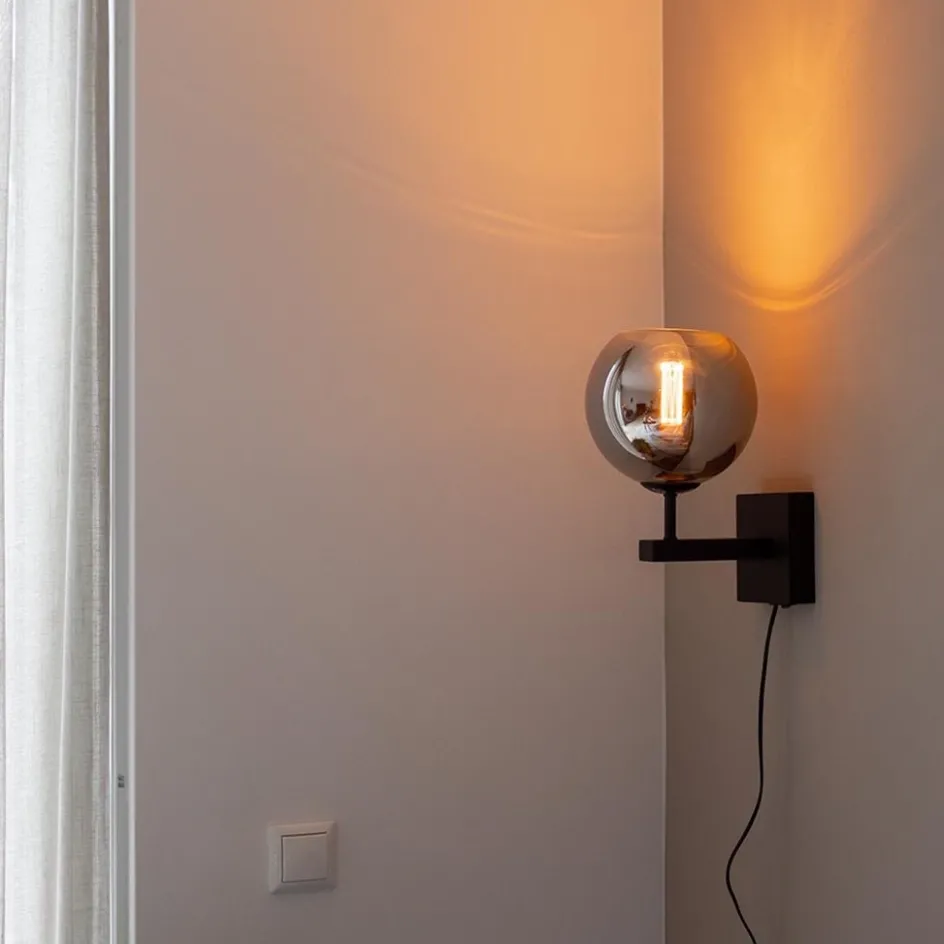 Mat zwarte wandlamp met smoke glazen bol 20 cm>Straluma