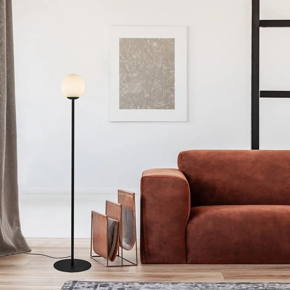 Retro vloerlamp mat zwart met witte glazen bol>Straluma New