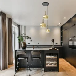 Ronde hanglamp zwart/goud met amber glas><noscript><img width=