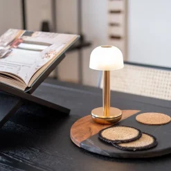 Sfeervolle tafellamp goud met frosted kapje op batterij><noscript><img width=