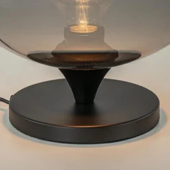 Stijlvolle tafellamp zwart met smoke/titanium glazen bol><noscript><img width=