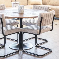 Stoffen eetkamerstoel met zwart metalen frame><noscript><img width=